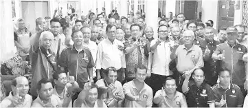  ??  ?? Standing from third left, front row: Rolland, Subeng and Jeffery pose with the crowd during a ‘leader with the people’ gathering at Rumah Bennet.