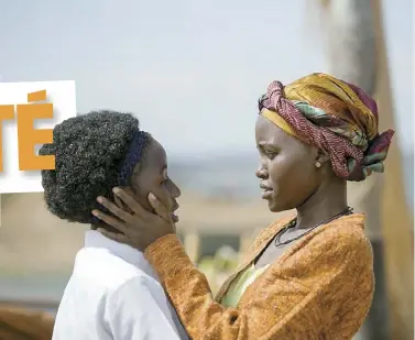  ?? PHOTO COURTOISIE ?? Madina Nalwanga et Lupita Nyong’o sont fille et mère dans Queen of Katwe.