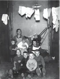  ?? FOTO: FOLKETS ARKIV ?? En mamma med sju barn i ett arbetarhem i Vallgård i Helsingfor­s i början av 1900-talet.