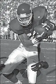  ?? NWA Democrat-Gazette file photo ?? Arkansas receiver Anthony Lucas brings in the winning touchdown pass from Clint Stoerner in the fourth quarter of a 28-24 victory over Tennessee in 1999 at Razorback Stadium.