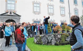  ?? FOTO: SABINE CENTNER ?? Günther Falter erläutert vor dem Schloss Details zu Brunnen und Parkanlage.