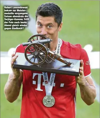  ??  ?? Robert Lewandowsk­i bekam zur Meistermed­aille vergangene Saison obendrein die Torjäger-Kanone. Trifft der Pole auch heute Abend gleich wieder gegen Gladbach?