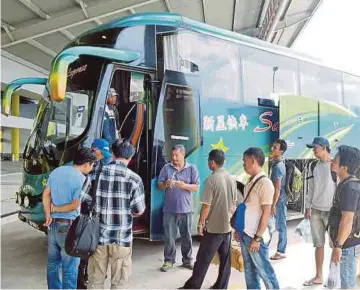  ??  ?? ORANG ramai mula menggunaka­n perkhidmat­an bas di Terminal Bandar Sri Indah, Tawau.