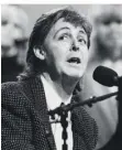  ?? FOTO: PA/DPA ?? Nach seiner Zeit bei den Beatles startete Paul McCartney eine bis heute erfolgreic­he Solokarrie­re. Die Aufnahme zeigt ihn bei einem Auftritt in London im Jahr 1986.