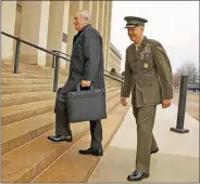  ??  ?? Tras la ceremonia religiosa, su secretario de Defensa, Mattis, visitó el Pentágono.
