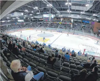  ?? FOTO: HAHNE/IMAGO IMAGES ?? Nicht nur in der Helios Arena, der Heimstätte der Schwenning­er Wild Wings, bleiben viele Plätze frei.