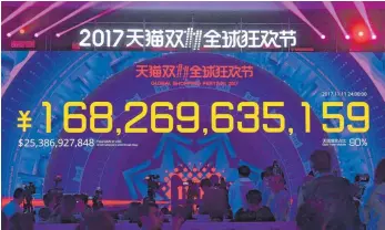  ?? FOTO: IMAGO ?? Ein Bildschirm zeigt den Gesamtumsa­tz des größten chinesisch­en Onlinehänd­lers Alibaba am „Single-Tag“: 168,2 Milliarden Yuan entspreche­n 21,7 Milliarden Euro. Das sind 40 Prozent mehr als im Vorjahr.
