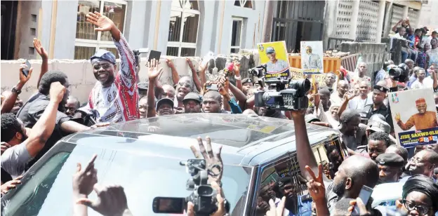  ??  ?? APC governorsh­ip candidate in Lagos State, Mr Jide Sanwo-Olu, acknowledg­es cheers from his supporters, during his arrival to Ward E3, Lagos Island Area in Lagos for the primary Photo: NAN