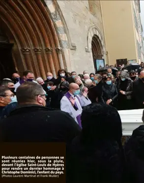 ?? (Photos Laurent Martinat et Frank Muller) ?? Plusieurs centaines de personnes se sont réunies hier, sous la pluie, devant l’église Saint-Louis de Hyères pour rendre un dernier hommage à Christophe Dominici, l’enfant du pays.