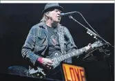  ?? ?? Vergiss nicht auf die Liebe! Neil Young, 76, hat ein neues Album fertig: „Barn“vereint Zärtlichke­it und Wut