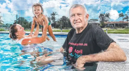  ?? Picture: NIGEL HALLETT ?? Kids Alive founder Laurie Lawrence with Gold Coast mum Jane Moana and her two-year-old son Zac.