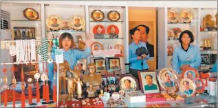  ??  ?? PUESTOS. En la zona se pueden compran reliquias del líder de la Revolución. También se venden flores ju hua, que se usan en el país para honrar a los muertos.