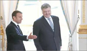 ??  ?? ماكرون مع نظيره الأوكراني بوروشينكو في باريس الاثنين الماضي (إ.ب.أ)