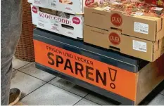  ?? ?? Nahezu alle Supermärkt­e und Discounter werben offensiv mit Sparangebo­ten. Fast zwei Drittel der Deutschen wollen derzeit gezielt weniger kaufen.