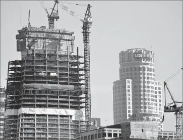  ?? Al Seib
Los Angeles Times ?? WHEN THE
Wilshire Grand Center, left, is finished next year, it will be the tallest in the West. For a while.