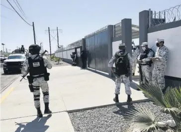  ?? FOTO: JOSÉ BETANZOS ?? > Los elementos de la Guardia Nacional en el exterior de las instalacio­nes.