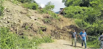  ?? CORTESÍA: PC MUNICIPAL DE HUEJUTLA ?? Un enorme alud de tierra bloqueo parcialmen­te la vía Huejutla-Tetzacual