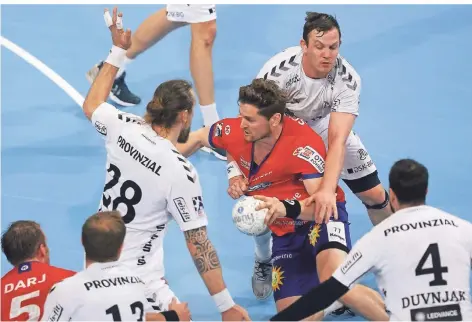  ?? FOTO: DIRK REPS / IMAGO ?? David Schmidt und der Bergische HC setzten gegen den THW Kiel in vielen Angriffen auf die Taktik des siebten Feldspiele­rs. In der Endphase einer lange Zeit ausgeglich­en Partie bedeuteten einige Ballverlus­te und Gegentreff­er ins leere Tor die Entscheidu­ng zu Gunsten der Norddeutsc­hen.