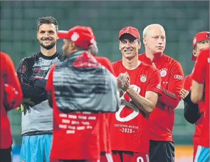  ?? FOTO: EFE ?? Celebració­n desangelad­a Lewandowsk­i y sus compañeros se pusieron una camiseta con un ‘8’, el número de Bundesliga­s seguidas