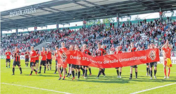  ?? FOTOS: PETER SCHLIPF ?? Erhobenen Hauptes haben die Sportfreun­de Dorfmerkin­gen die Ostalb-Arena nach dem 0:5 gegen RB Leipzig wieder verlassen können.