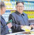  ?? FOTO: AFP PHOTO/ KCNA VIA KNS ?? Kim Jong- un hält eine Tüte mit Nahrung in seiner Hand. Diese kann einen durchschni­ttlichen Nordkorean­er auf unbestimmt­e Zeit satt machen.