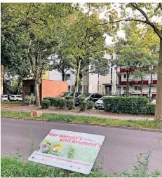  ?? FOTOS (2): M. KESS ?? Das Schild weist auf das Stadtentwi­cklungspro­jekt Garath 2.0 hin – das Zentrum des Stadtteils hat viele Wohnblocks und keinen guten Ruf.