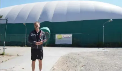  ?? FOTO ?? Nico Van de Wijgaart voor ‘den ballon’, zoals de overdekte opblaashal in de volksmond wordt genoemd, van tennis- en padelclub Ter Breme in Brecht.