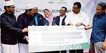  ??  ?? FUZIAH (tengah) menyaksika­n penyerahan replika cek daripada Ketua Pegawai Eksekutif MyCare, Kamarul Zaman Shaharul Anwar (kanan) dan Mas Imran (dua dari kanan) kepada Presiden Gabungan Persatuan Institus Tahfiz Al Quran (Pinta Kebangsaan) merangkap Pengerusi Pinta Kuala Lumpur, Mohd Zahid Mahmood (dua dari kiri).