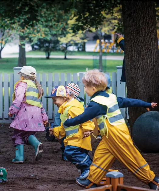  ?? FOTO: CATA PORTIN ?? ■ Barnen blir fler i Helsingfor­s. I Gamla kyrkans park i centrum leker barnen från daghemmet Marias Asyl. Trots att daghemmet har utvidgat står många barn fortfarand­e i kö för en plats.