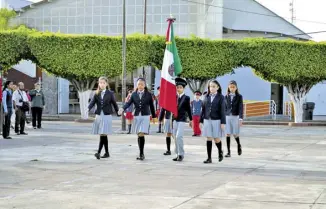  ??  ?? Incluyó la ceremonia, los honores correspond­ientes a nuestro lábaro patrio.