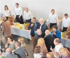  ?? FOTO: SUSANNE WINTER ?? Mit einem Stehempfan­g im Haus Adolph Kolping wurden die Feierlichk­eiten zum 70-jährigen Bestehen des Frauenbund­es Zwiefalten abgeschlos­sen.