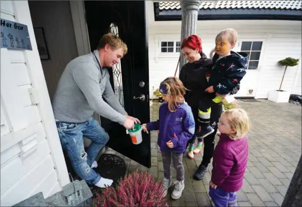  ??  ?? Anna-olea (med bøssa), Ruth-lina og Aksel-olander på armen til mamma Anette Marlén Maberg, samt Irma-dorthea bak mamma, gikk fra dør til dør som bøssebaere­re for Tv-aksjonen. Her er de på besøk hos Steinar Heskestad på Grønhaug.