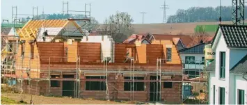  ?? Foto: Imago ?? Familien, die sich ein Haus bauen oder eine Immobilie kaufen, erhalten Hilfe vom Staat. Für eine fünfköpfig­e Familie können das über zehn Jahre insgesamt 36 000 Euro sein.