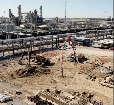  ?? The Washington Post/LORI WASELCHUK ?? Crews are constructi­ng a formic acid plant for BASF in Geismar, La., so the German chemicals maker can profit from the cheap natural gas available in the U.S.
