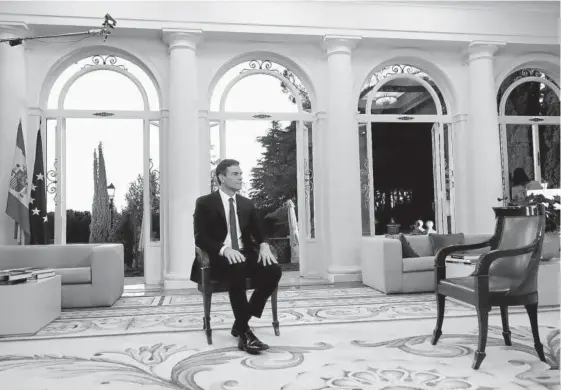  ?? Foto: Efe ?? Pedro Sánchez, preparado para la entrevista con ‘TVE’, la primera que concede como presidente del Gobierno.