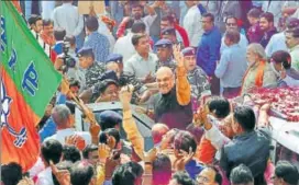  ?? PTI ?? BJP President Amit Shah flashes the victory sign as he is welcomed by party workers celebratin­g outside the BJP headquarte­rs in New Delhi on Saturday.