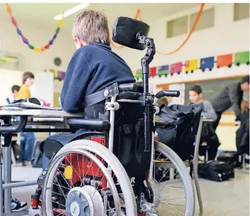  ?? FOTO: UWE ANSPACH/DPA ?? Ein Junge in einem Rollstuhl nimmt in einer fünften Klasse am Unterricht teil.