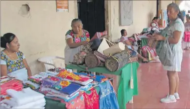  ??  ?? Artesanas que estaban en el Centro Artesanal Zací ofrecen hipiles y blusas bordadas a los turistas que pasan por los corredores del Palacio