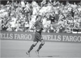  ?? STEPHEN M. DOWELL/ORLANDO SENTINEL ?? receives cheers from the home fans as he enters Saturday’s game