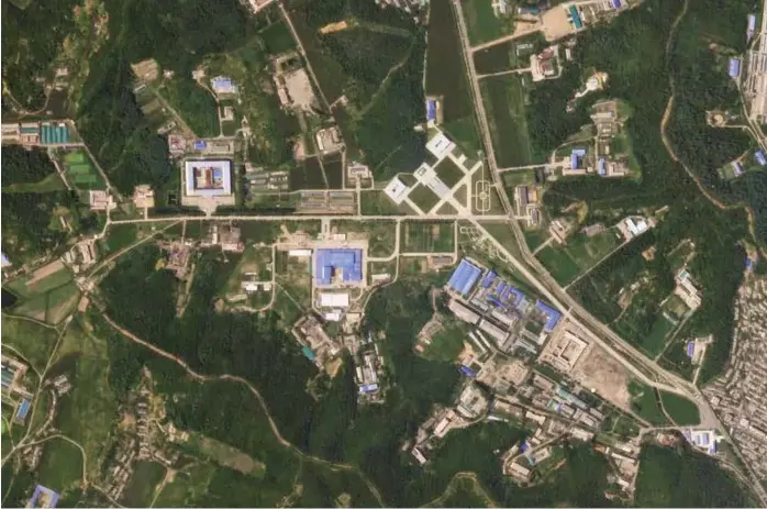  ?? FOTO: PLANET LABS INC/HANDOUT ?? Satellittb­ildet viser Nord-Koreas missil-anlegg i utkanten av hovedstade­n Pyongyang. Bildet er tatt søndag og er ikke det samme som gjør at amerikansk etterretni­ng nå tror NordKorea jobber med nye missiler.