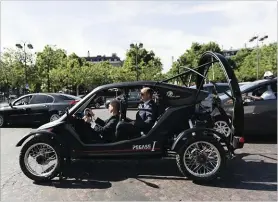  ??  ?? Sur les quais de Paris, en juin dernier, cette auto particuliè­re a préféré rester sur ses roues. Même si son hélice arrière lui donnait des airs que ne renierait pas James Bond .