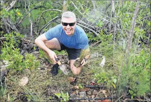  ?? FERNANDO BRETOS PHOTO ?? Reporter Steve MacNaull plants cord grass in the mangrove along the Oleta River in Miami as part of the Frost Museum of Science’s Museum Volunteers for the Environmen­t (MUVE) program.