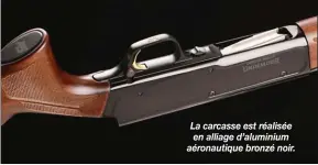  ??  ?? La carcasse est réalisée en alliage d’aluminium aéronautiq­ue bronzé noir.