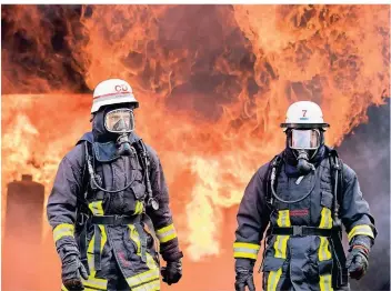  ?? FOTO: ROLF VENNENBERN­D/DPA ?? Feuerwehrm­änner demonstrie­ren in der Feuerwehrs­chule in Düsseldorf das Vorgehen bei einem Brand in einer Garage. Dort wurden auch Anwärter aus Hilden ausgebilde­t.