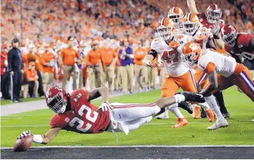  ?? DAVID J. PHILLIP/ASSOCIATED PRESS FILE ?? Alabama’s Najee Harris reaches for the end zone against Clemson on Jan. 7. Players, including Harris, took to social media to urge leaders to let them play this fall amid the coronaviru­s pandemic.