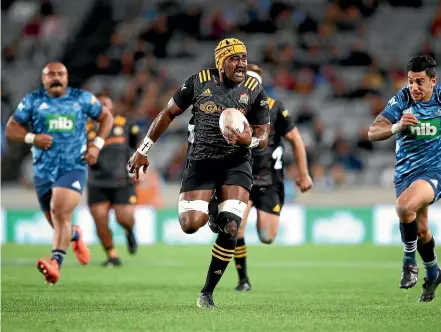  ??  ?? Pita Gus Sowakula has earned a start at blindside flanker for the Chiefs’ Super Rugby Aotearoa final against the Crusaders.