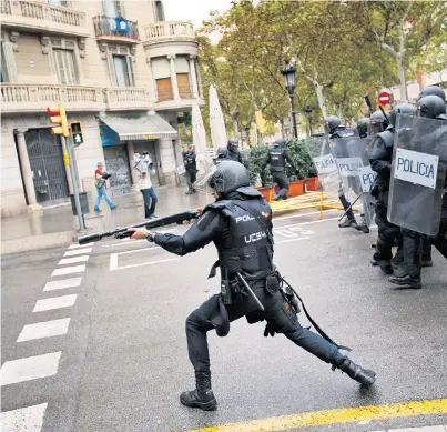  ??  ?? Bereits bei der Öffnung der Wahllokale griffen die von der Zentralreg­ierung entsandte paramilitä­rische Polizeiein­heit Guardia Civil und die Nationalpo­lizei teilweise hart durch.