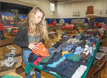  ?? Shelly Thorene
/ Union Democrat ?? Gary and Lindy Middleton, oftwain Harte (right), organize a table full of canned goods at Mother Lode Christian School onthursday, as volunteer Alyssa Elms, 13, oftwain Harte (above), organizes clothing donations on another table.