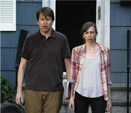  ?? Divulgação ?? Pete Holmes e Lauren Lapkus em cena da série cômica ‘Crashing’, cuja segunda temporada está em cartaz na HBO