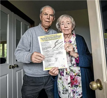  ?? BRADEN FASTIER/STUFF ?? Brightwate­r residents Geoffrey and Wendy Smith say an anonymous flyer delivered to homes in the village makes alarming claims about the proposed Waimea community dam – including that Brightwate­r would be at risk of a catastroph­ic flood if the dam failed.